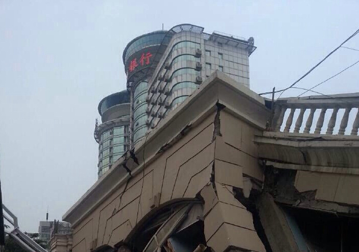 湖北一待拆大樓突然垮塌，萬向重物移動器進行大量搬運作業